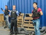Ein neuer Fall beschäftigt das Team: Steve (Alex O'Loughlin, M.), Danny (Scott Caan, l.) und Chin (Daniel Dae Kim, r.) ...