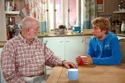 ARD ROTE ROSEN FOLGE 1380, Alfred (Rolf Nagel, l.) appelliert leidenschaftlich an Mick (Tobias Rosen, r.), Bente zu verzeihen.