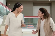 Marlene Hirt (Gina Haller, l.) und Dr. Seda Safadi (Adriana Altaras, r.) diskutieren die Risiken der Schattenklinik.