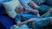 Lilly (Maja Bons, li.) erzählt ihrer Mutter Kathi (Jördis Triebel, re.) von ihren Reiseplänen.