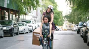 Abbi Abrams (Abbi Jacobson, hinter), Ilana Wexler (Ilana Glazer, vorne)
