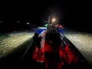 Eine Luftaufnahme zeigt CBP-Agenten auf einem Wasserfahrzeug auf See bei Nacht in St. Thomas, USVI. (Lucky 8 TV)