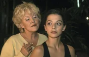 Carla Rauter (Vasiliki Roussi, r.) glaubt nicht den Beteuerungen ihrer Kollegin Ines Höffgen (Angelika Milster, l.): Sie bleibt misstrauisch.