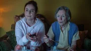 Doris Nocke (Katrin Heller, li.) lebt mit ihrer Mutter (Monika Lennartz, re.) zusammen.