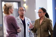 (l-r) Jessy Schram als Dr. Hannah Asher, Walter Coppage als Dr. Mark Cameron, S. Epatha Merkerson als Sharon Goodwin