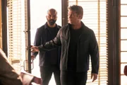 L-R: Bernard Lowe (Jeffrey Wright), Ashley Stubbs (Luke Hemsworth)