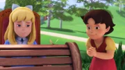 Heidi und Clara beobachten einen Schmetterling.