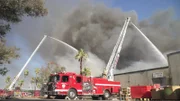 Zwei Löschfahrzeuge beim Löschen des Heilsarmee-Feuers in Perris, Kalifornien.