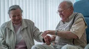 Werner Henke (Carl Heinz Choynski, re.) und seine Frau (Ursula Werner, li.) schwelgen durch ihre 50-jährige Ehe.