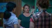 Kathi (Jördis Triebel, Mitte) versteht den Streit zwischen Jenny (Yvonne Yung Hee Bormann, li.) und Lulu (Deborah Kaufmann, re.) nicht.