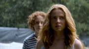 Rückblende: Maggie (Alix Heyblom) stellt sich schützend vor ihren Bruder Kai (Edgar Emil Garde).