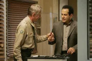 Monk (Tony Shalhoub) wird des Mordes verdächtigt und von Sheriff Rollings (Scott Glenn, li.) festgenommen.  +++