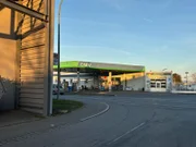 Der Tatort und im Vordergrund das Versteck des Fluchtfahrzeuges