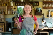 Fritz' Cousine Charlie (Géraldine Raths) hilft in Yasmins neuem Verkaufswagen aus und ist sich sicher: Sie verkauft die beste Wurst von Bärstadt – auch ohne Fleisch.