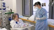 Es motiviert das ganze Team der Intensivstation 43, wenn sich Covid-Patienten trotz schlechter Prognose zurück ins Leben kämpfen. Für die Patienten ist es ein langer Weg: Atmen, Sprechen, Laufen - sie müssen neu erlernen, was selbstverständlich scheint. An ihrer Seite stehen das Behandlungsteam und ihre Angehörigen - eine Schicksalsgemeinschaft, die gemeinsam den Hürden der Heilung trotzt. - Oberarzt Daniel Zickler arbeitet in der Station 43 der Charité.