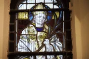 Das Kirchenfenster einer Pilgerkirche erzählt von der Verehrung des Erzbischofs Thomas Becket. Seine Ermordung vor 900 Jahren erschütterte die Christenheit und ließ fortan Pilger aus ganz Europa nach England pilgern.
