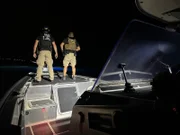Zwei CBP-Agenten stehen am Rand eines Küstenabfangschiffs der Interceptor-Klasse in St. Thomas, USVI.