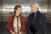 Im Fahrstuhl liefern sich Robert (Mathieu Carrière, r.) und Natascha (Franziska Matthus, l.) einen ersten Schlagabtausch.
