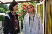 Tamara Meurer (Anja Pahl, r.) war zufällig als erstes am Tatort, weil sie ihre Freundin in der Kleingartenanlage besucht hat. Pauline Hobrecht (Agnes Decker, l.) und Tamara fragen sich nun, wer für den Mord verantwortlich ist.