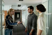 Anastasia (Luise Emilie Tschersich, l.) ist sauer auf Bruno (Martin Peńaloza Cecconi, r.), der die einzige Zeugin, die möglicherweise etwas vom Verschwinden ihres Vaters weiß, hat entkommen lassen. Umut (U?ur Ekero?lu, M.) kann verstehen, dass Anastasia aufgebracht ist.