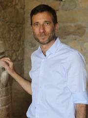 Der Archäologe Kostis Christakis mit Artefakten, die in Knossos gefunden wurden.