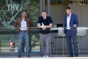 Die Kommissare Kaya (Baran Hêvî, l.) und Hansen (Igor Jeftić, r.) befragen den Geschäftsführer des Hockeyvereins, Dirk Dellmer (Manou Lubowski, M.), zu seinem Alibi.