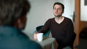Daniel Moßbrucker trifft Lukas Jansen (Name geändert), der jahrelang schwer sexuell missbraucht wurde - orchestriert von seiner Mutter. “Dass es Aufnahmen davon gibt, ist ein Ekelgefühl, das nicht endet”, erzählt Jansen.