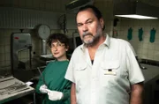 Jäger (Markus John, r.) beschafft sich Informationen zum Fall bei Dr. Reitzig (Shermin Bauer, l.).