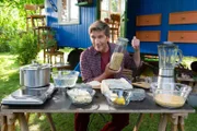 Fritz Fuchs (Guido Hammesfahr) entdeckt, was man aus Sojabohnen so alles selber machen kann - auch Tofu!