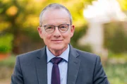 Bernhard Faller (Karsten Dörr) arbeitet mit seinem Team an einem neuen Wahlslogan.