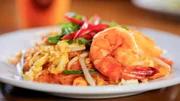 Das hier im „Thipsamai“ servierte „Pad Thai“ besteht aus Reisnudeln, Garnelen, Ei und anderen Zutaten, die in einer süßen Tamarindensauce gebraten und mit Thai-Chili und Koriander garniert werden.
