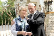 ARD STURM DER LIEBE FOLGE 1864, am Montag (28.10.13) um 15:10 Uhr im ERSTEN. Alfons (Sepp Schauer, r.) versucht Hildegard (Antje Hagen, l.) zu trösten: Denn sie wurde von Friedrich in Rente geschickt.