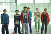 Beim 2-Felder-Ball-Spiel entwickeln sich zwei Fronten. V.l.n.r.: Friedrich (Paul Uhlemann), Henk (Noah Alibayli), Orkan (Flavius Budean), Lotta (Lisa Nestler), Alva (Annalisa Weyel) und Hedda (Juliette Hartig).
