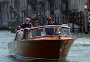 Commissario Brunetti und sein Sergente Vianello werden zum Tatort gebracht.