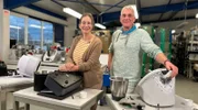 Kochende Küchenmaschinen erfreuen sich großer Beliebtheit. Aber gerade für das Kultgerät aus Wuppertal, den Thermomix, muss man tief in den Geldbeutel greifen. Deutlich günstigere Alternativen werben größtenteils mit den gleichen Funktionen. Gemeinsam mit Reparatur-Experte Armin Lüth (r.) schraubt Yvonne Willicks (l.) drei der Trendgeräte auf. Rechtfertigt ein Blick ins Innenleben die großen Preisunterschiede? Die spannenden Ergebnisse gibt es im neuen Haushalts-Check mit Yvonne Willicks.