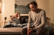 Für Ina Schulte (Isabell Gerschke) und Martin Stein (Bernhard Bettermann) war es hart, dass Martins Enkelin Klara jetzt bei ihrem Vater lebt. Sich jetzt auf das wesentliche und die Zweisamkeit zurückzubesinnen fällt den beiden nicht leicht.