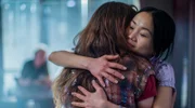 Jenny (Yvonne Yung Hee Bormann, re.) nimmt Lulu (Deborah Kaufmann, li.) wieder im Salon auf.