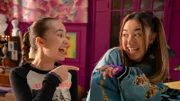 Lucy (Kensington Tallman, l.) und ihre beste Freundin Kyla (Ava Ro, r.) singen gemeinsam.