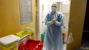 Auf dem Höhepunkt der zweiten Pandemiewelle stößt das Team der Intensiv-Station 43 täglich an die Grenzen dessen, was der Mensch vermag: Bewährte Therapien versagen und stabil geglaubte Covid-Patienten verschlechtern sich plötzlich. Immer wieder müssen die erfahrenen Ärzte und Pflegenden kapitulieren und das Unausweichliche akzeptieren. Tod und Sterben sind allgegenwärtig. - Nele Schönfelder ist Intensivpflegerin in der Station 43 der Charité.