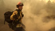 Feuerwehrkapitän Raul Medina führt sein Team während einer fortschreitenden Schlauchverlegung an der Front des Glass Fire.