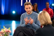 Moderatorin Susan Link (r) im Gespräch mit Leon Windscheid, Deutschlands bekanntester Psychologe, ob als Podcaster, Buchautor, TV-Moderator oder Entertainer.
