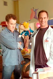 Scrubs - Die Anfänger "Mein Berater". Im Bild: John C. McGinley (r. Perry Cox), Christopher Meloni (Dr. Norris).