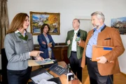 Die Kommissare Stadler und Andresen befragen Bürgermeister Norbert Steingruber und dessen Referentin Monika Schindler (Eva Mähl, l.), Kommissarin Andresen (Sophie Melbinger, 2.v.l.), Bürgermeister Norbert Steingruber (Michael Lerchenberg, 2.v.r.), Kommissar Stadler (Dieter Fischer, r.).