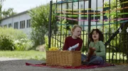 Anna und Saïd eröffnen ihren Verkaufsstand.