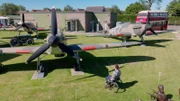 Der ehemalige Royal Marine und Pilot Arthur Williams inspiziert eine Hawker Hurricane in Kent, Vereinigtes Königreich.
