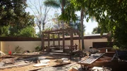 Das Zuhause von Chris und Kimberly hat spanischen Flair, ihrem Garten muss Landschaftsdesignerin Sara noch etwas Flair einhauchen. Sie stellt eine Lounge-Area auf, in deren Mitte man ein knisterndes Lagerfeuer veranstalten kann und sorgt dafür, dass sich der kleine Sohn der beiden in seine Spielecke im Grünen zurückziehen kann.