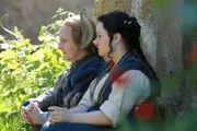 Vom Schicksal des Biestes hängt auch das Schicksal von Irmel (Carolin Walter, r.) und Wenzel (Karsten Kramer, l.) ab.