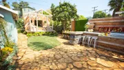 Die Musiker Kevin und Sara unterhalten ihre Gäste gerne in ihrem eigenen Garten. Landschaftsdesignerin Sara sorgt dafür, dass nicht nur die Musik bezaubernd ist, sondern auch das Ambiente. Sie stellt eine Bar auf, gestaltet einen Essbereich sowie eine kleine Bühne mit dazugehöriger Lounge-Area.