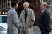 Während Agent Fowler (Noah Emmerich, re.) in Neals Flucht ein klares Schuldeingeständnis sieht, fordert Hughes (James Rebhorn, Mi.) Peter (Tim DeKay) auf, Neal schnellstens zu finden.