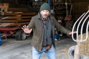 Bauer Gerhard Mangfall (Max Schmidt) ist erschrocken, da er gerade knapp einem versuchten Anschlag auf seinem Bauernhof entkommen ist.